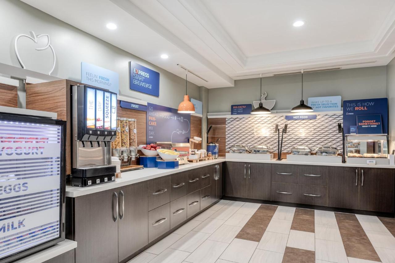Holiday Inn Express Hotel & Suites Ottawa Airport By Ihg Экстерьер фото